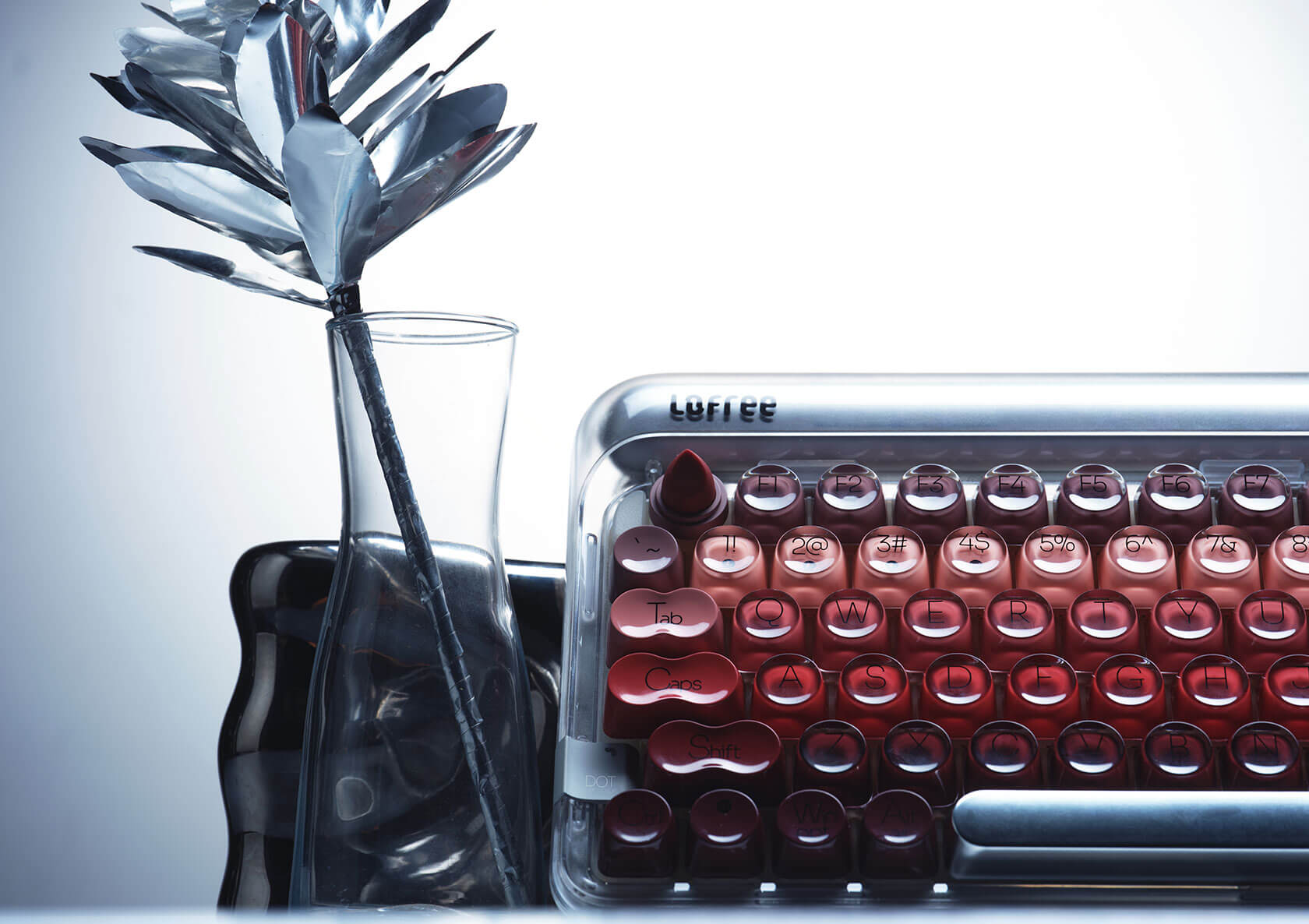 Aesthetic mechanical keyboard features including hot swappable switches and specifications