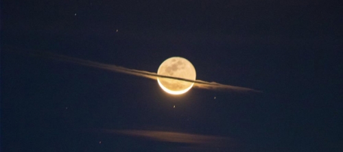 Photographer Captures Once-in-a-lifetime Moon That Looks Like Saturn